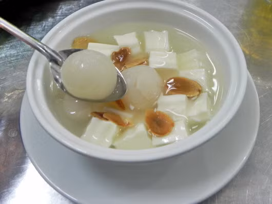 Điều thứ hai, dù gọi là chè, nhưng món chè này không ngọt mà chỉ mang đến cảm giác thoảng chút chua của nhãn, lại đi cùng hương thơm của phô mai nên không phải là món khoái khẩu đối với người hảo ngọt. Song nó cũng không dành cho những người thích ăn nhạt vì dù được vớt lại bởi những lát hạt hạnh nhân giòn tan, cơm nhãn ngọt thanh, cái vị "không ngọt, không nhạt" của nước dùng, cái béo, mềm, dai không vị của nguyên liệu không xách định khiến việc “mần” gọn một phần đã là thử thách.