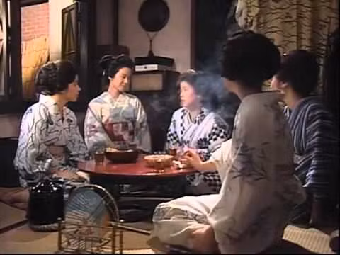 Cùng các chị em trong tiệm làm đầu. Cùng các chị em trong tiệm làm đầu.