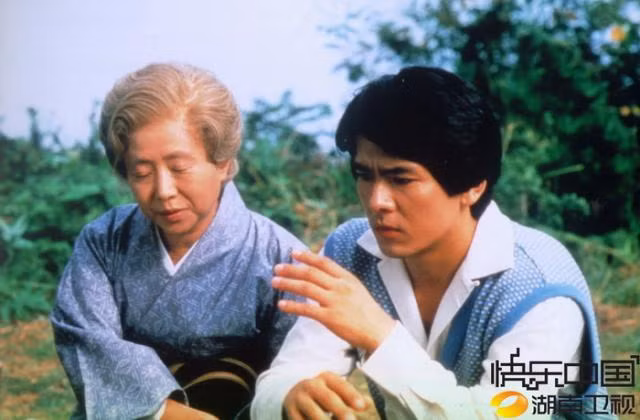 Oshin khi về già và cháu nội Kei. Oshin khi về già và cháu nội Kei.