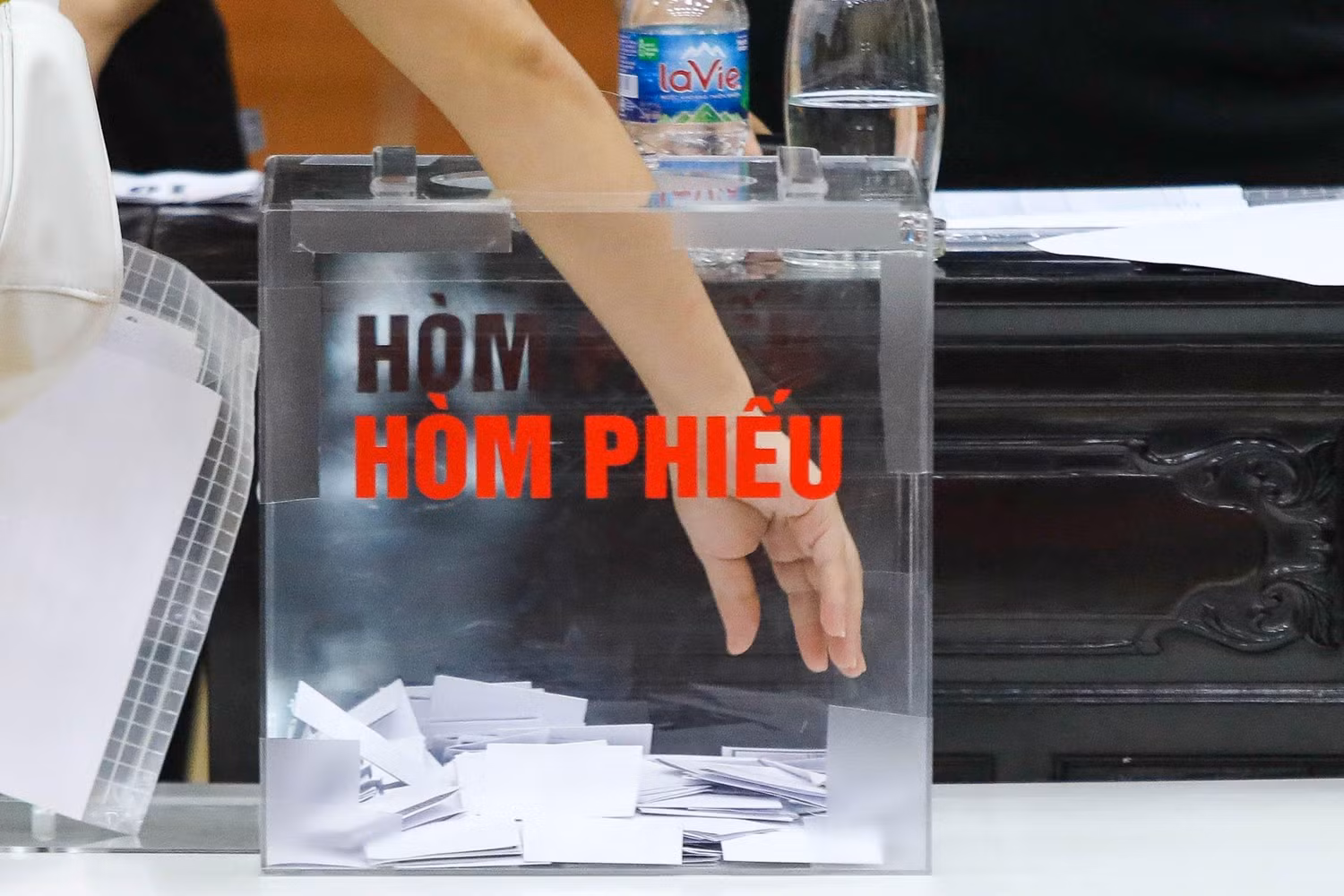 Phụ huynh bốc thăm suất học cho trẻ 3 tuổi tại Trường Mầm non Hoàng Liệt (quận Hoàng Mai, Hà Nội) năm học 2022-2023. Ảnh: Hoài Ân