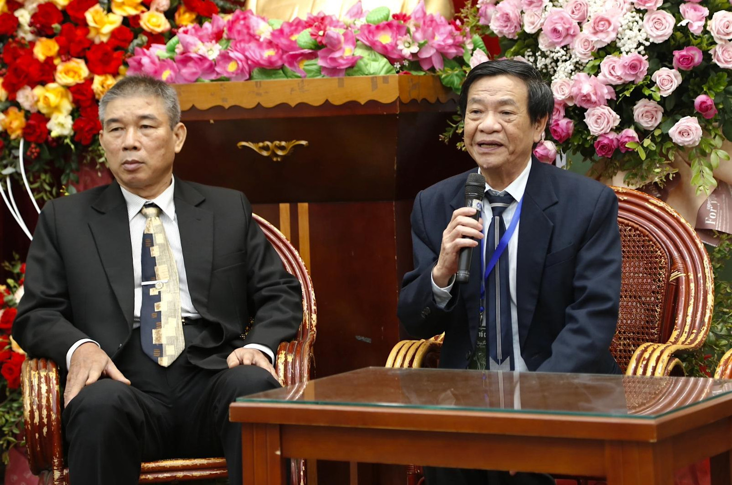 Phó Giáo sư Trịnh Đình Tùng - nguyên Phó Trưởng khoa Lịch Sử, nguyên Chủ nhiệm Bộ môn Lý luận và phương pháp dạy học Lịch sử, Khoa Lịch sử, Trường Đại học Sư phạm Hà Nội.