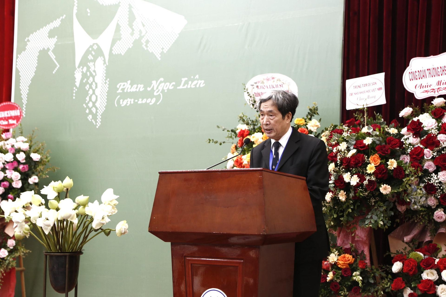 Phó Giáo sư Nghiêm Đình Vỳ - nguyên Hiệu trưởng Trường Đại học Sư phạm Hà Nội, Chủ tịch Hội Giáo dục Lịch sử Việt Nam phát biểu tại buổi lễ. (Ảnh: Thiên Ân)