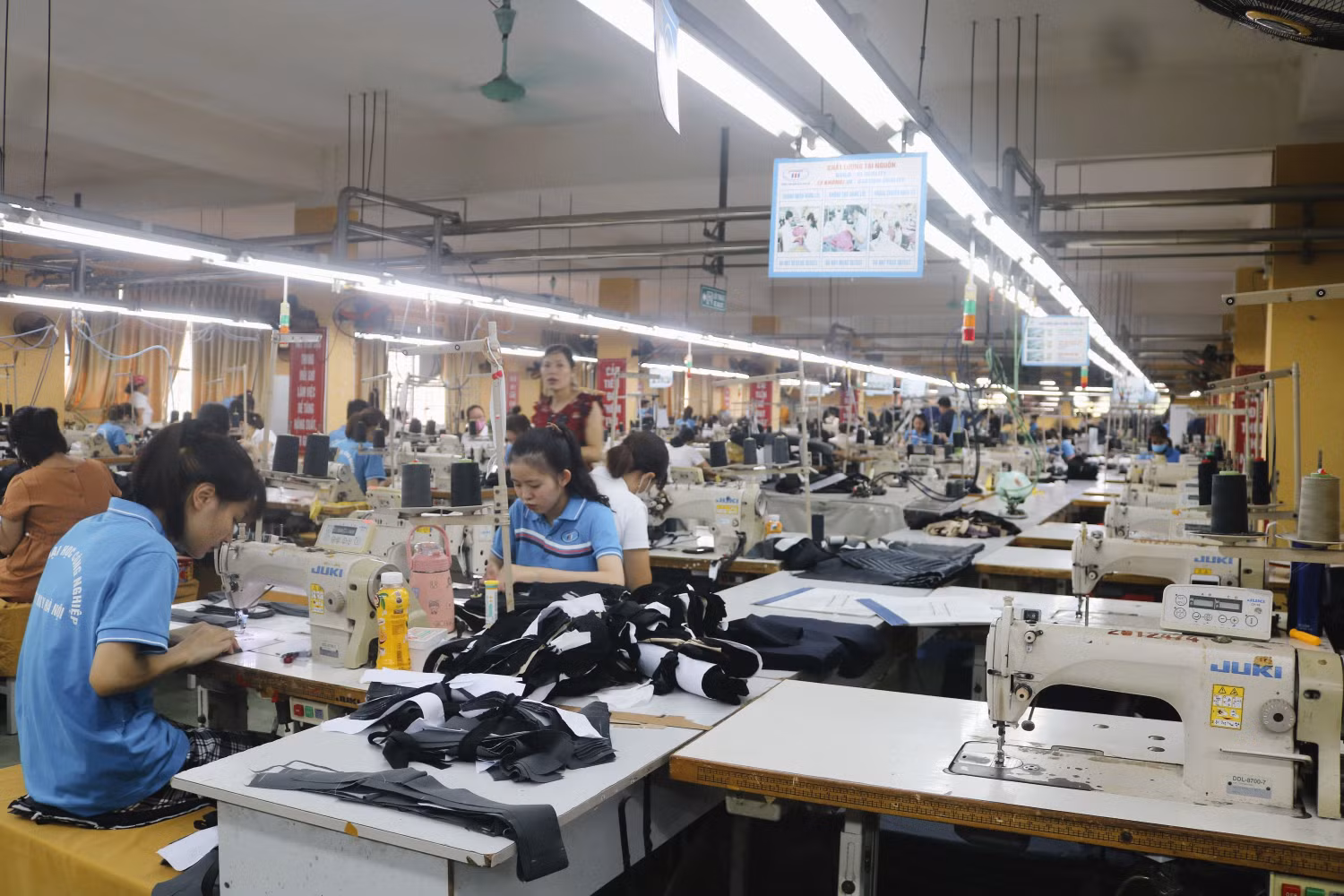 Trung tâm sản xuất dịch vụ của Trường Đại học Công nghiệp Dệt May Hà Nội tạo môi trường cho sinh viên thực hành, nâng cao kỹ năng nghề nghiệp, đáp ứng yêu cầu của doanh nghiệp khi ra trường. (Ảnh: Doãn Nhàn) Trung tâm sản xuất dịch vụ của Trường Đại học Công nghiệp Dệt May Hà Nội tạo môi trường cho sinh viên thực hành, nâng cao kỹ năng nghề nghiệp, đáp ứng yêu cầu của doanh nghiệp khi ra trường. (Ảnh: Doãn Nhàn)