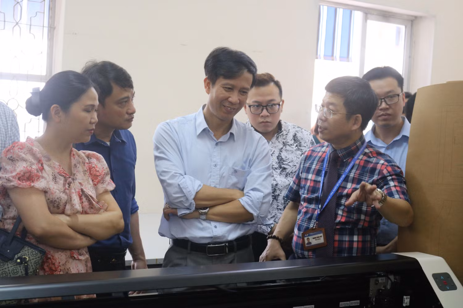 Thầy Hoàng Xuân Hiệp - Hiệu trưởng trường Đại học Công nghiệp Dệt May Hà Nội chia sẻ với các đại biểu về kinh nghiệm xây dựng và vận hành mô hình doanh nghiệp trong trường đại học. (Ảnh: Doãn Nhàn) Thầy Hoàng Xuân Hiệp - Hiệu trưởng trường Đại học Công nghiệp Dệt May Hà Nội chia sẻ với các đại biểu về kinh nghiệm xây dựng và vận hành mô hình doanh nghiệp trong trường đại học. (Ảnh: Doãn Nhàn)