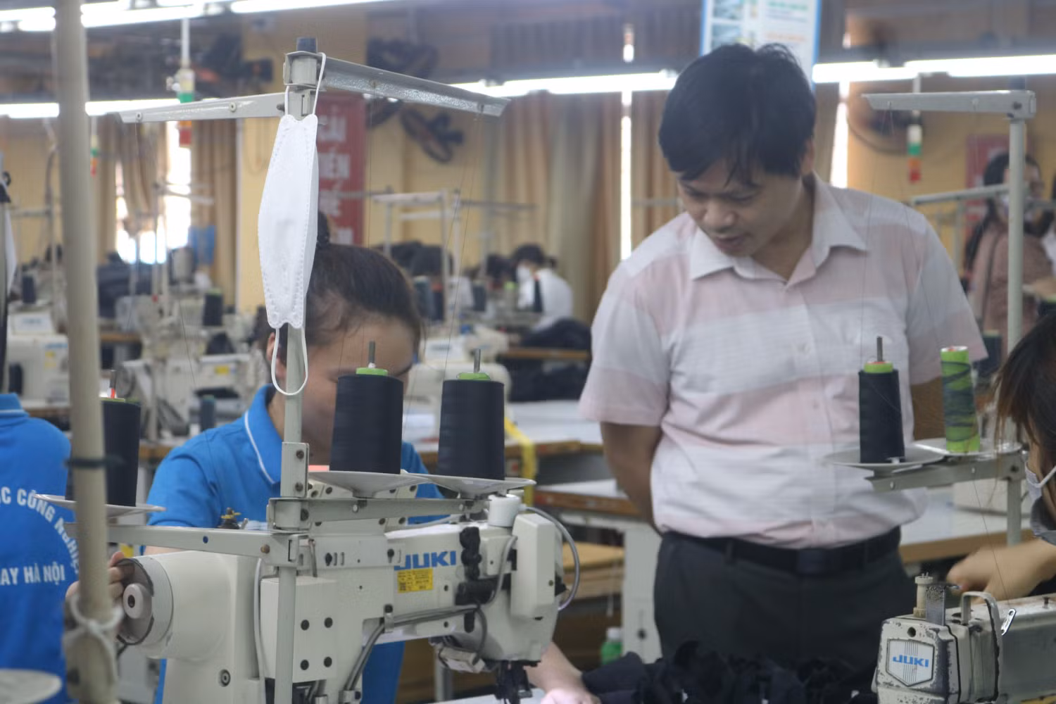 Các đại biểu tham dự đều ấn tượng với mô hình doanh nghiệp trong trường của Trường Đại học Công nghiệp Dệt May Hà Nội. (Ảnh: Doãn Nhàn) Các đại biểu tham dự đều ấn tượng với mô hình doanh nghiệp trong trường của Trường Đại học Công nghiệp Dệt May Hà Nội. (Ảnh: Doãn Nhàn)