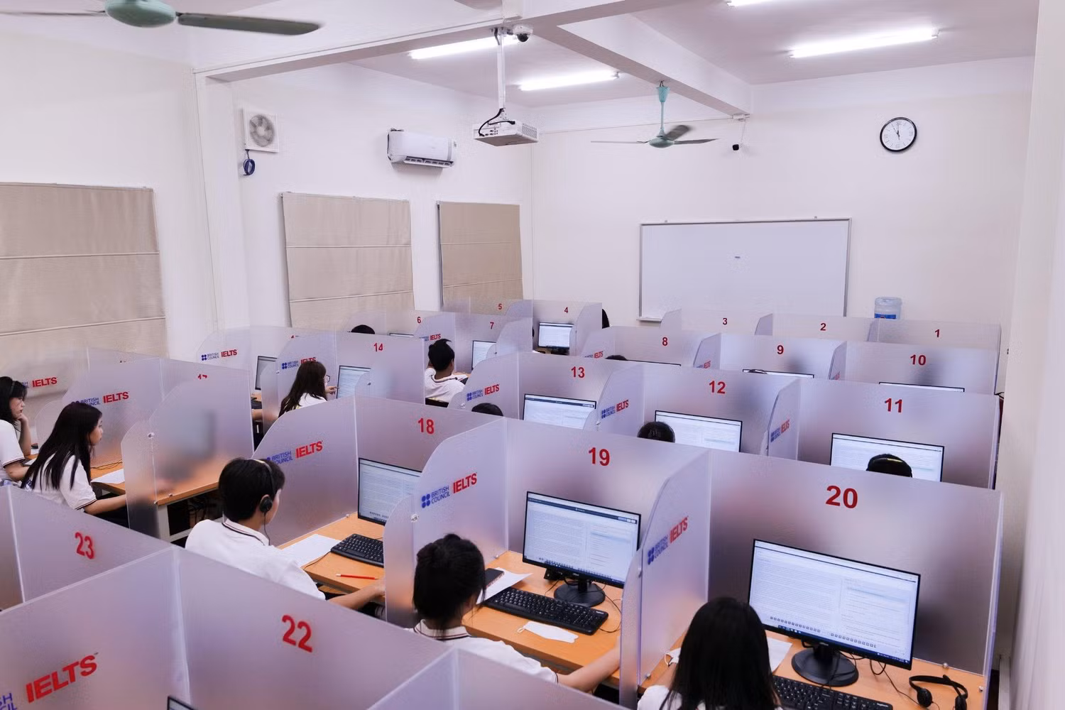 Thí sinh tham gia thi thử IELTS trên máy tính của Hội đồng Anh tại Trường Đại học Bách Khoa Hà Nội Thí sinh tham gia thi thử IELTS trên máy tính của Hội đồng Anh tại Trường Đại học Bách Khoa Hà Nội