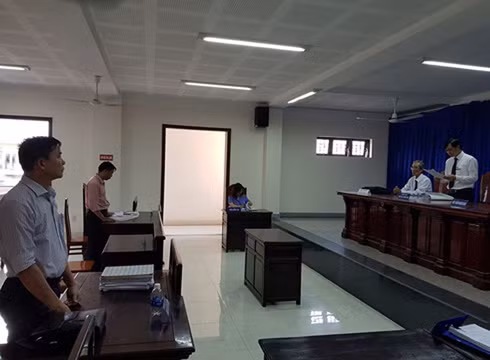 Ông Hồ Văn Lương (phía xa hình) và đại diện ủy quyền của bị đơn tại phiên tòa chiều ngày 31/7 (ảnh: P.L) Ông Hồ Văn Lương (phía xa hình) và đại diện ủy quyền của bị đơn tại phiên tòa chiều ngày 31/7 (ảnh: P.L)