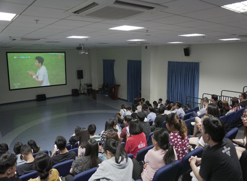 Sinh viên Trường Đại học Hoa Sen theo dõi trực tiếp trận đấu của đội Olympic Việt Nam (ảnh: HSU)