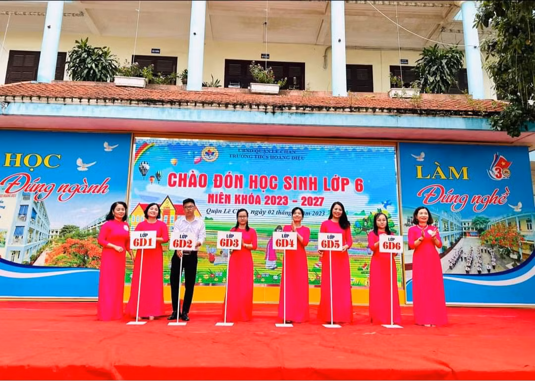 Trường Trung học cơ sở Hoàng Diệu đón học sinh khối 6 và giới thiệu các cô giáo chủ nhiệm (Ảnh: Phụ huynh cung cấp)