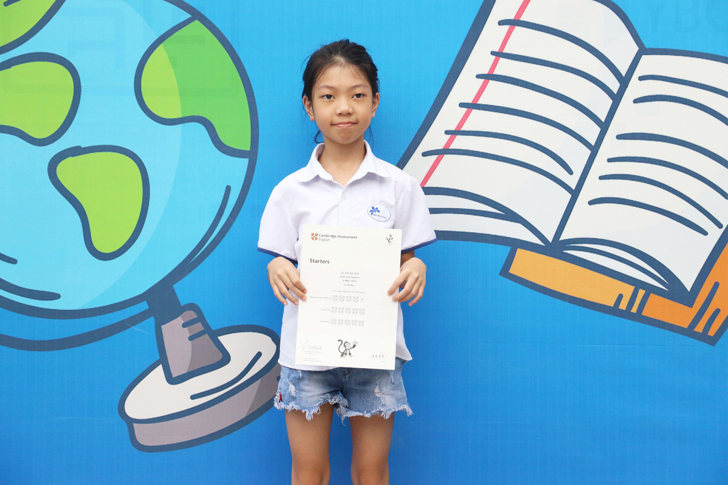 Em Vũ Thị Gia Tuệ - học sinh lớp 4i1 nhận Chứng chỉ tại buổi lễ. Ảnh: Nhà trường cung cấp