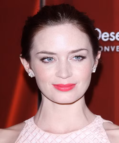 Emily Blunt Kiểu tóc búi chặt này có lẽ chỉ hợp với các diễn viên ba-lê và các đầu bếp bởi nó mang đến cảm giác khổ hạnh và thực dụng quá mức. Xem thêm: Những mái tóc vàng óng đẹp nhất Hollywood / Bí quyết trang điểm xinh như mỹ nhân.