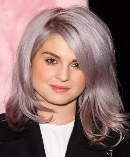 Kelly Osbourne Màu tóc hoa oải hương xám này khiến người đối diện phải băn khoăn về quyết định của Kelly. Xem thêm: Những mái tóc vàng óng đẹp nhất Hollywood / Bí quyết trang điểm xinh như mỹ nhân.