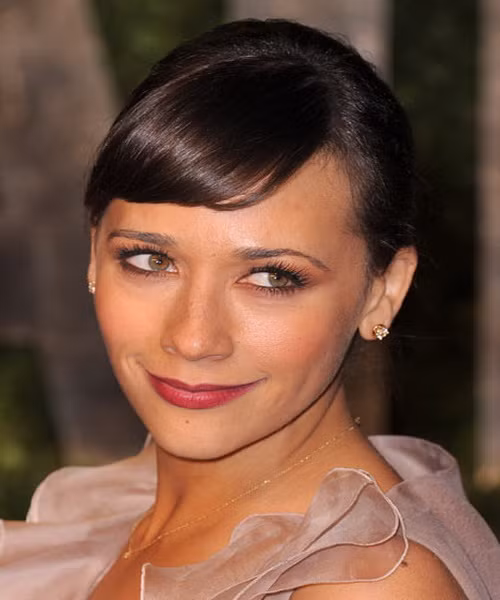 Rashida Jones Jones đã hơi sai lầm khi để phần mái bằng dày quá ngắn và làm mất đi vẻ trẻ trung cho gương mặt. Xem thêm: Những mái tóc vàng óng đẹp nhất Hollywood / Bí quyết trang điểm xinh như mỹ nhân.