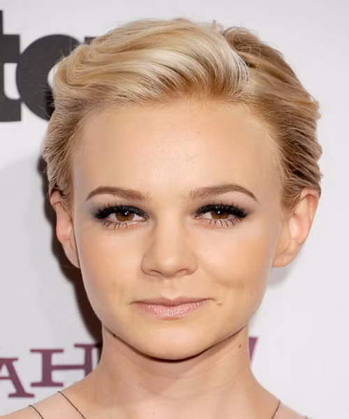 Cary Mulligan Mái tóc pixie hơi nam tính của Mulligan gợi chúng ta nhớ lại một Brigitte Nielson, nhưng lại không phải theo một cách tích cực, bởi nó khiến cô ấy trông chải chuốt, chỉn chu và già dặn hơn. Xem thêm: Những mái tóc vàng óng đẹp nhất Hollywood / Bí quyết trang điểm xinh như mỹ nhân.