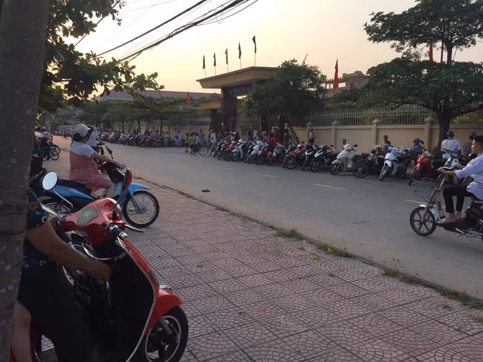 Hình ảnh phụ huynh trường tiểu học Nam Đào xếp hàng đón con (Ảnh:V.N) Hình ảnh phụ huynh trường tiểu học Nam Đào xếp hàng đón con (Ảnh:V.N)