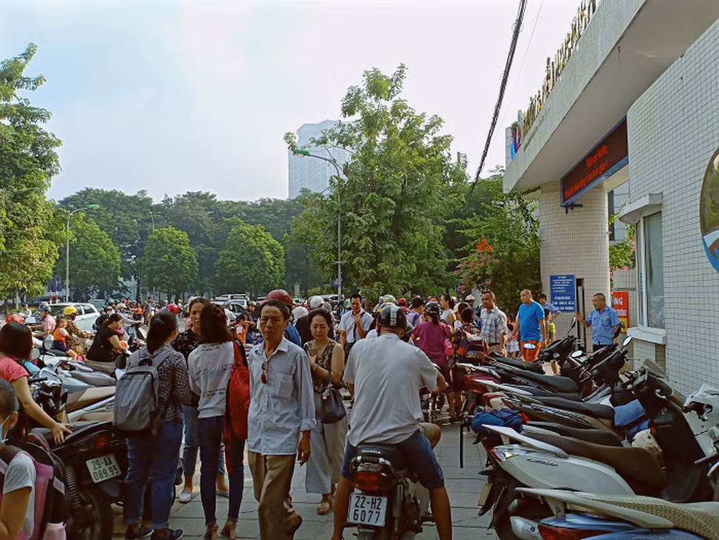 Phụ huynh Hà Nội có thể học tập phụ huynh Nam Định xếp hàng đón con (Ảnh:V.N) Phụ huynh Hà Nội có thể học tập phụ huynh Nam Định xếp hàng đón con (Ảnh:V.N)