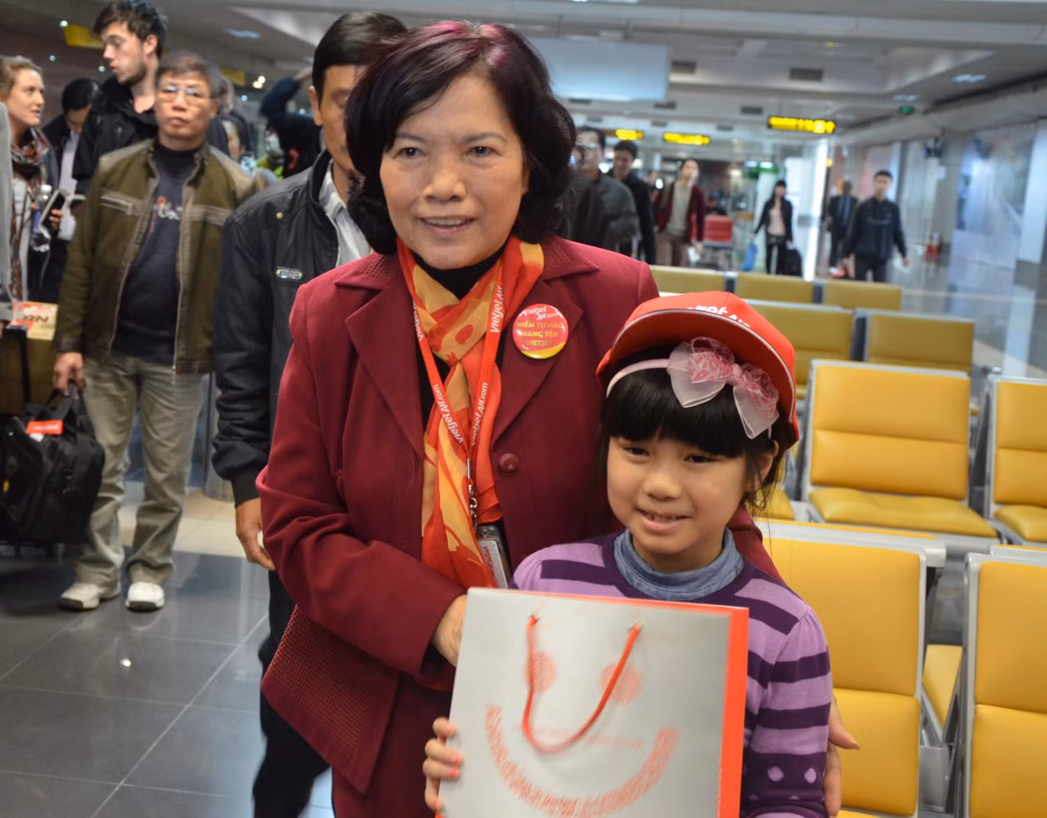 Chủ tịch Hội đồng quản trị Vietjet, bà Nguyễn Thanh Hà trao quà cho hành khách tại sân bay Nội Bài.