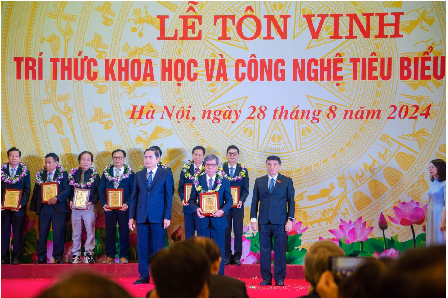 Vinh danh GS Cao Ngọc Thành.png