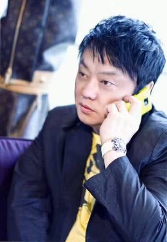 CEO râu xanh của Open World Entertainment phải ngồi bóc lịch 6 năm vì có hành vi cưỡng bức tình dục đối với các nhân viên là những nghệ sĩ nam, nữ.