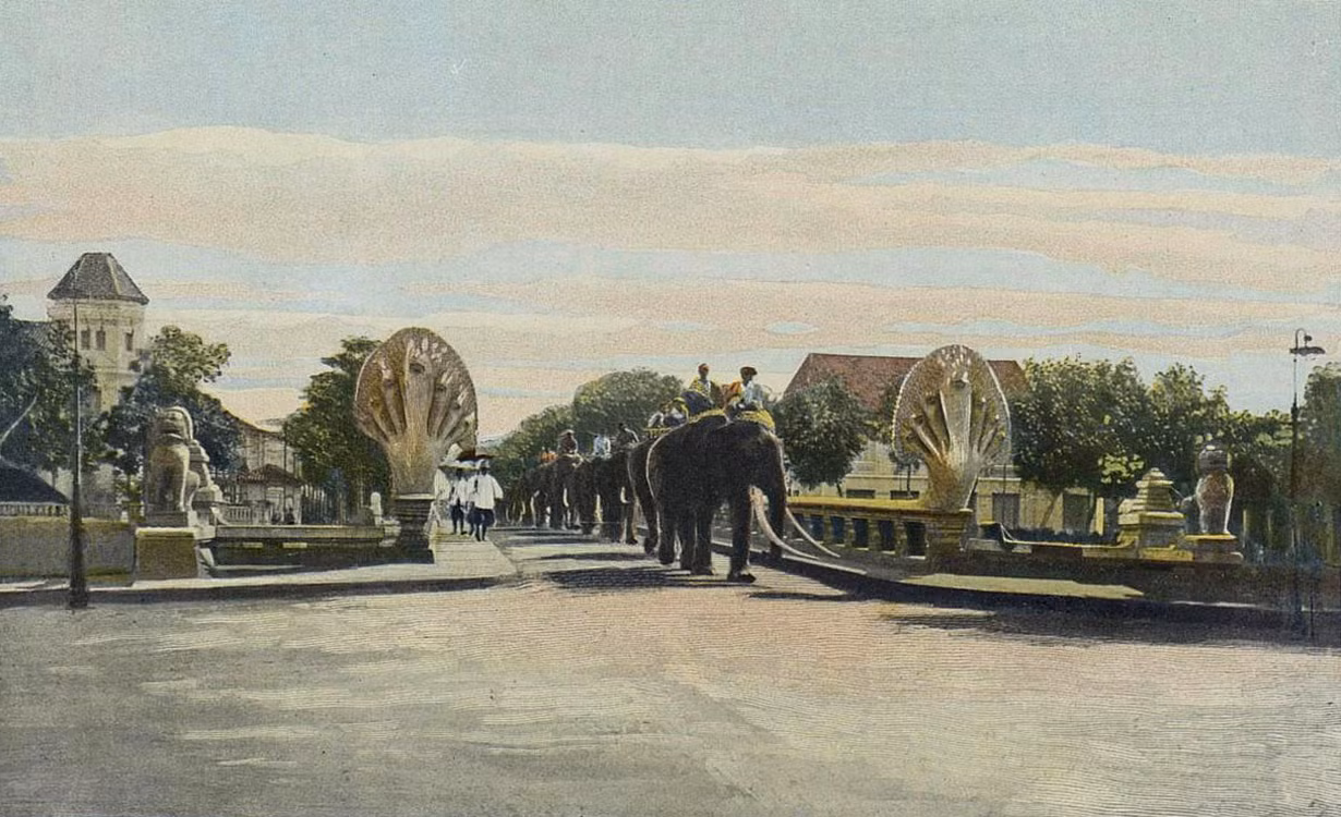 Cây cầu có biểu tượng rắn thần Naga ở Phnôm pênh, Campuchia 1903.