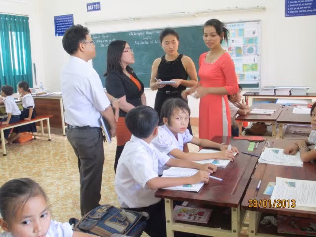Đoàn công tác của Ngân hàng Thế giới và Ban Quản lý Dự án VNEN đến thăm và làm việc tại Đồng Nai tham quan lớp học VNEN tại trường Tiểu học Hoàng Văn Thụ ngày 28/01/2013, ảnh: thhoangvanthu.com.