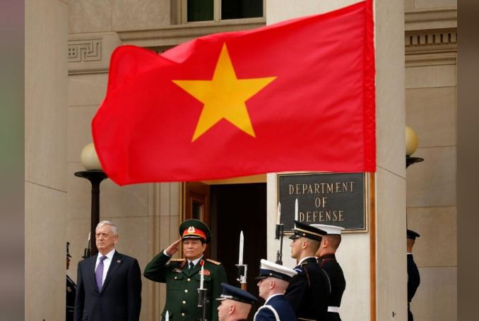 Bộ trưởng Quốc phòng Hoa Kỳ James Mattis và Bộ trưởng Quốc phòng Ngô Xuân Lịch tại Lầu Năm Góc, ảnh: Kevin Lamarque / Reuters.