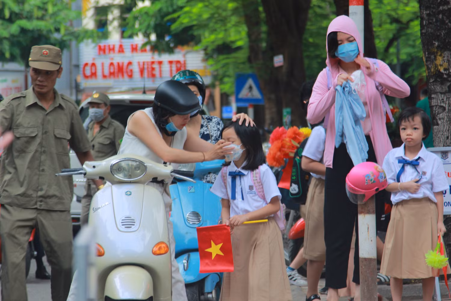 Chị Trương Thị Hương chỉnh trang lại diện mạo cho con. (Ảnh: NP) Chị Trương Thị Hương chỉnh trang lại diện mạo cho con. (Ảnh: NP)