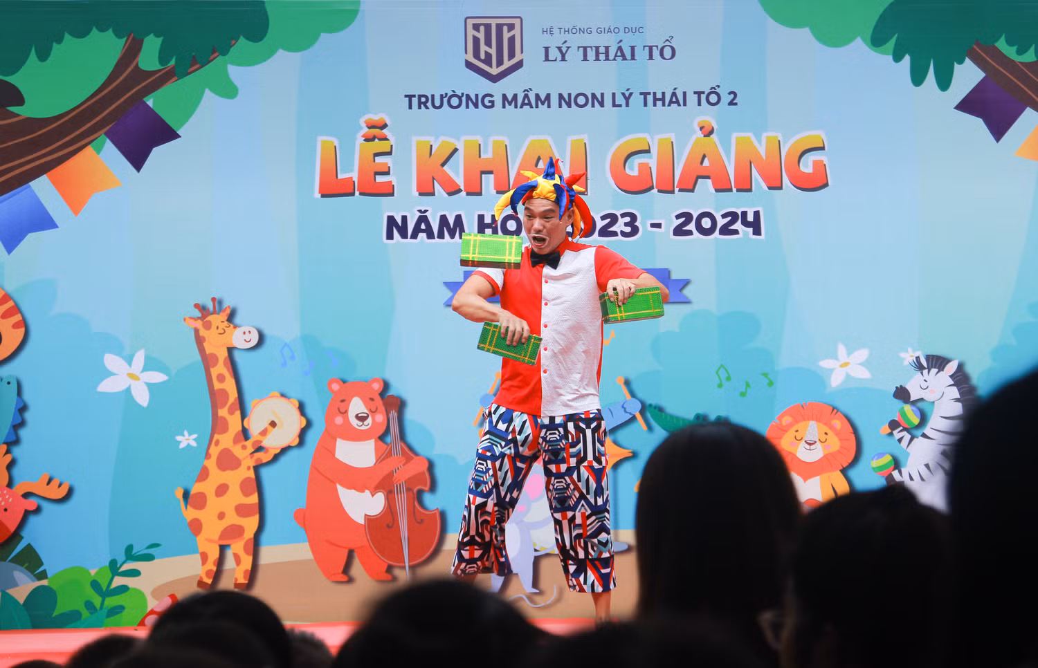 Tiết mục biểu diễn của "chú hề" mang lại những tiếng cười khoái chí cho các bé. Tiết mục biểu diễn của "chú hề" mang lại những tiếng cười khoái chí cho các bé.