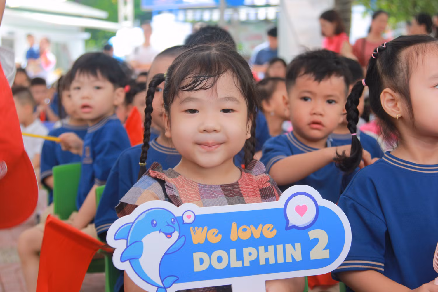 Bé Thảo Nhi (4 tuổi) lớp Dophin2 hân hoan trong buổi khai giảng. Bé Thảo Nhi (4 tuổi) lớp Dophin2 hân hoan trong buổi khai giảng.