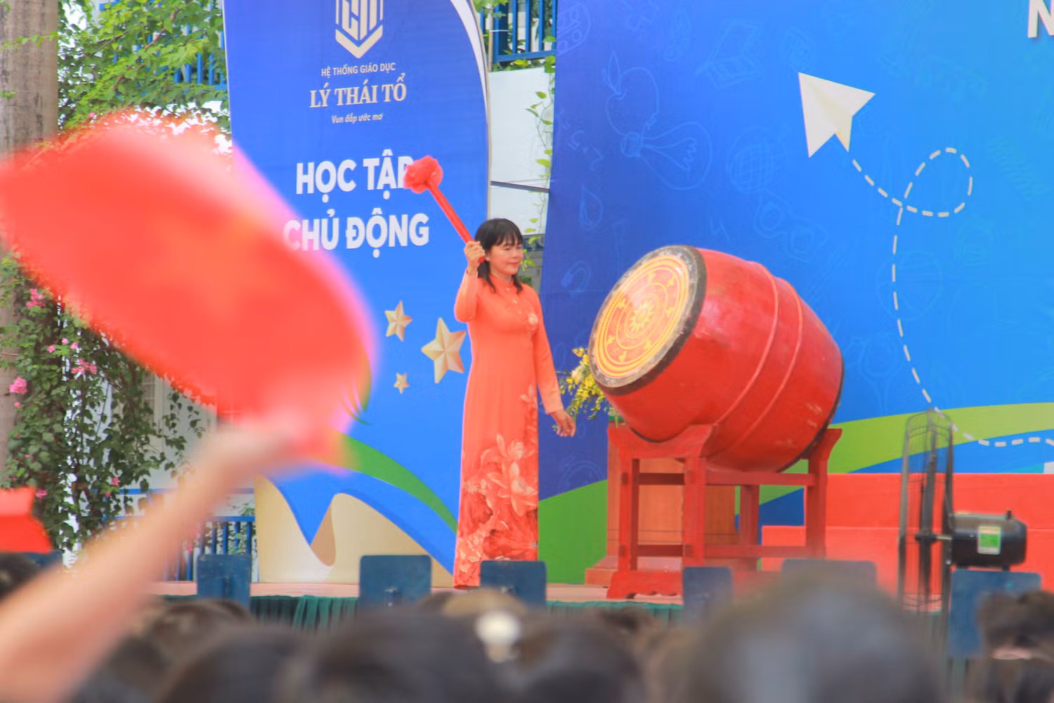 Sau bài phát biểu, cô Huỳnh Thị Hương - Hiệu trưởng nhà trường đánh hồi trống khai giảng năm học mới. (Ảnh: NP) Sau bài phát biểu, cô Huỳnh Thị Hương - Hiệu trưởng nhà trường đánh hồi trống khai giảng năm học mới. (Ảnh: NP)