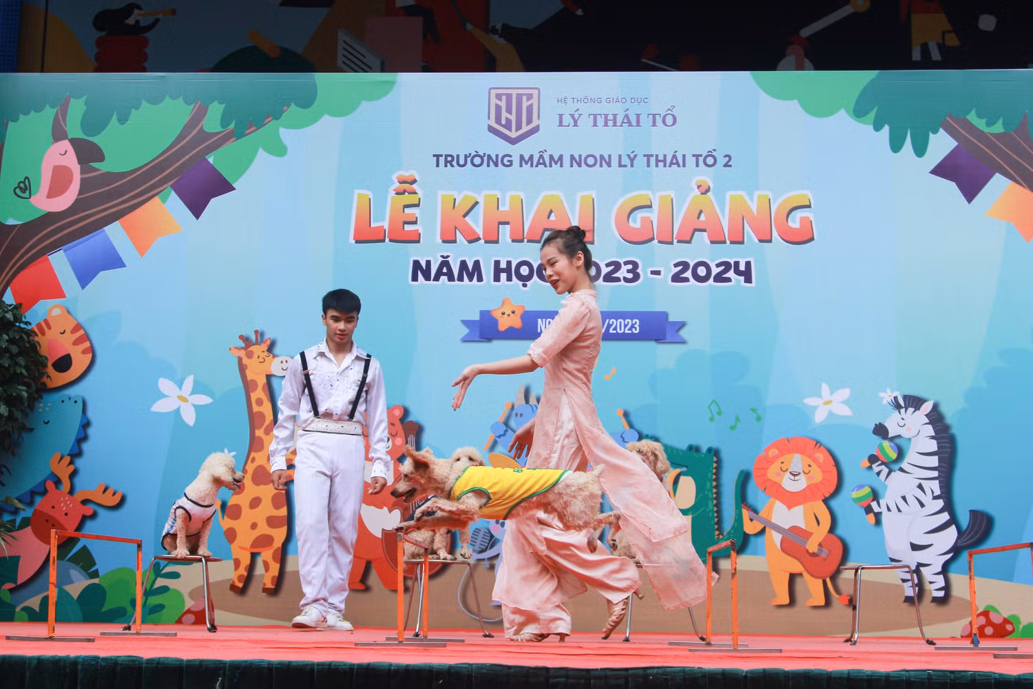 Tiết mục xiếc của những chú chó vượt qua chướng ngại vật. Tiết mục xiếc của những chú chó vượt qua chướng ngại vật.