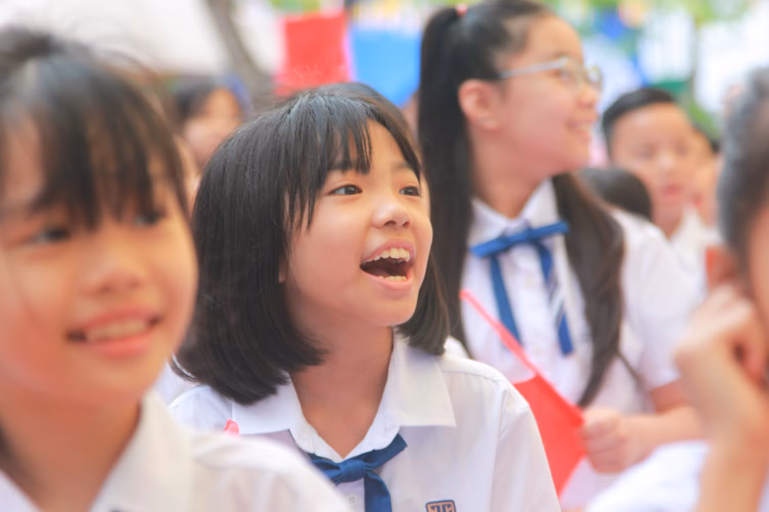 Tiếng cười của nữ sinh khi theo dõi tiết mục văn nghệ. Tiếng cười của nữ sinh khi theo dõi tiết mục văn nghệ.