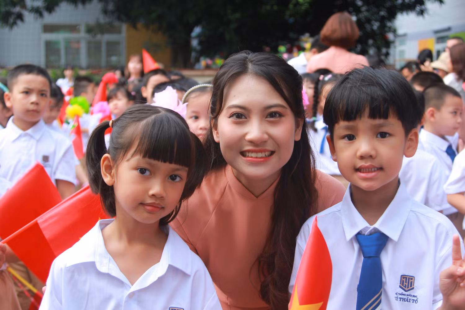 Cô giáo Minh Hoà (chủ nhiệm lớp 1A3) chụp ảnh lưu niệm cùng học trò. (Ảnh: NP) Cô giáo Minh Hoà (chủ nhiệm lớp 1A3) chụp ảnh lưu niệm cùng học trò. (Ảnh: NP)