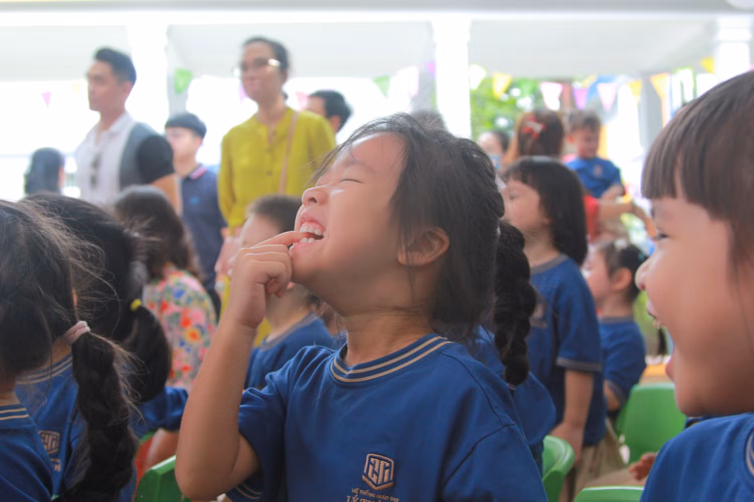 Sự thích thú của các bé khi xem tiết mục của các nghệ sĩ. Sự thích thú của các bé khi xem tiết mục của các nghệ sĩ.