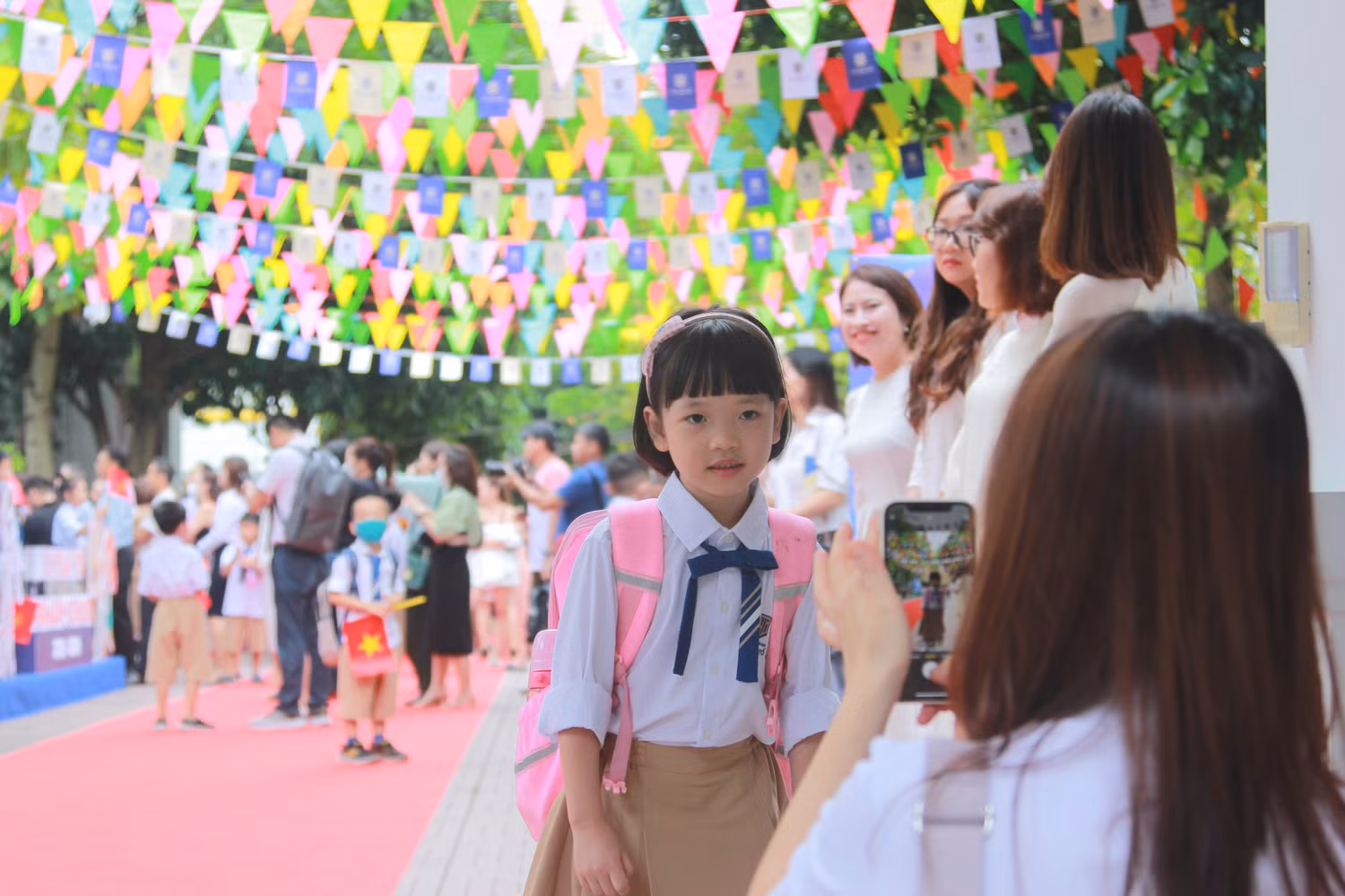 Phụ huynh chụp ảnh kỉ niệm khoảnh khắc đưa con đến khai giảng tại trường Tiểu học Lý Thái Tổ. (Ảnh: NP) Phụ huynh chụp ảnh kỉ niệm khoảnh khắc đưa con đến khai giảng tại trường Tiểu học Lý Thái Tổ. (Ảnh: NP)