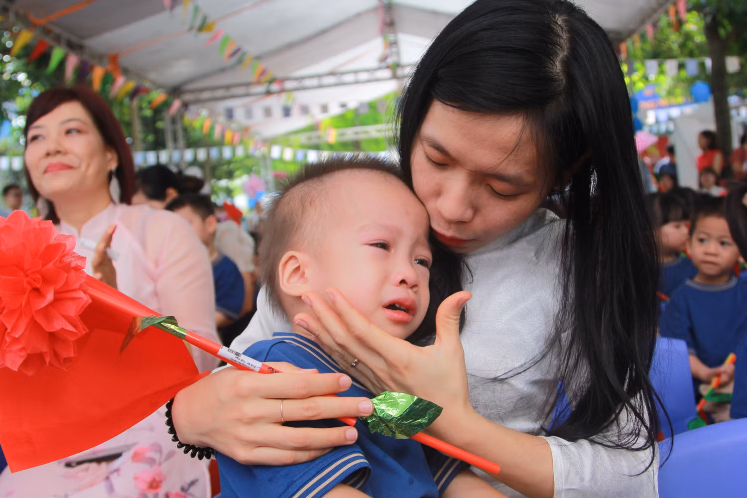 Cô giáo Minh Ngọc dỗ bé khóc khi thấy bà nội đến buổi khai giảng. Cô giáo Minh Ngọc dỗ bé khóc khi thấy bà nội đến buổi khai giảng.