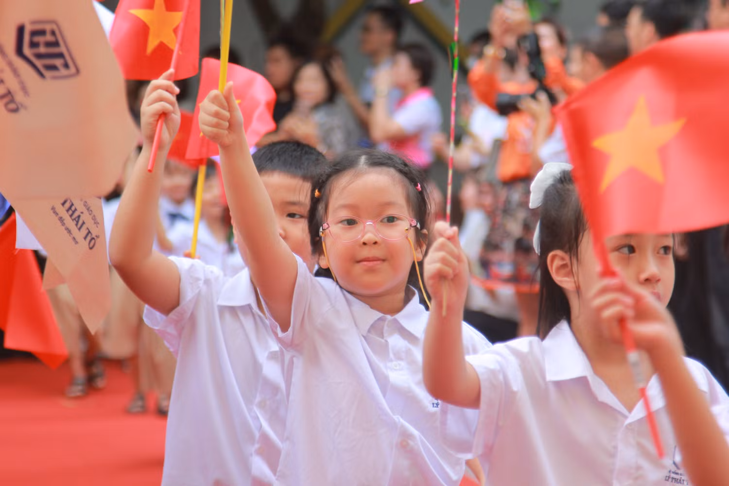 Khuôn mặt hân hoan của một nữ sinh lớp 1. Khuôn mặt hân hoan của một nữ sinh lớp 1.