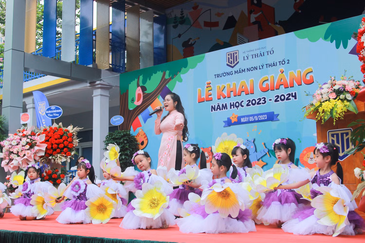 Các cô trò trường Mầm non Lý Thái Tổ biểu diễn tiết mục văn nghệ. Các cô trò trường Mầm non Lý Thái Tổ biểu diễn tiết mục văn nghệ.