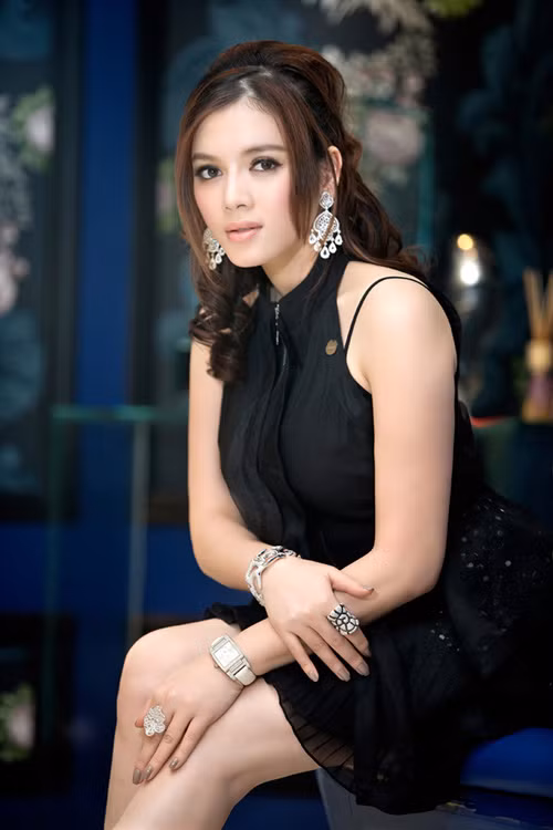 Diện style váy đen sang trọng, Lý Nhã Kỳ lựa kiểu make up tông ngọc trai, làm nổi bật vẻ đẹp đài các, sang trọng. Đây cũng là cách trang điểm được nhiều nữ doanh nhân yêu thích. Đôi mắt đặc biệt cuốn hút, chắc chắn sẽ gây ấn tượng với đối tác. (Ảnh: giaoduc) Diện style váy đen sang trọng, Lý Nhã Kỳ lựa kiểu make up tông ngọc trai, làm nổi bật vẻ đẹp đài các, sang trọng. Đây cũng là cách trang điểm được nhiều nữ doanh nhân yêu thích. Đôi mắt đặc biệt cuốn hút, chắc chắn sẽ gây ấn tượng với đối tác. (Ảnh: giaoduc)