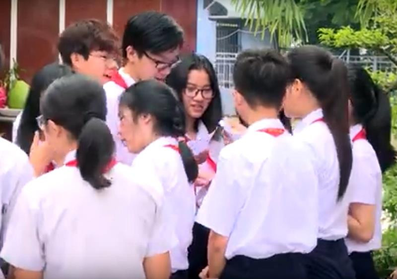 Các thí sinh trước kỳ thi tuyển sinh vào lớp 10. (Ảnh: ĐNRTV)