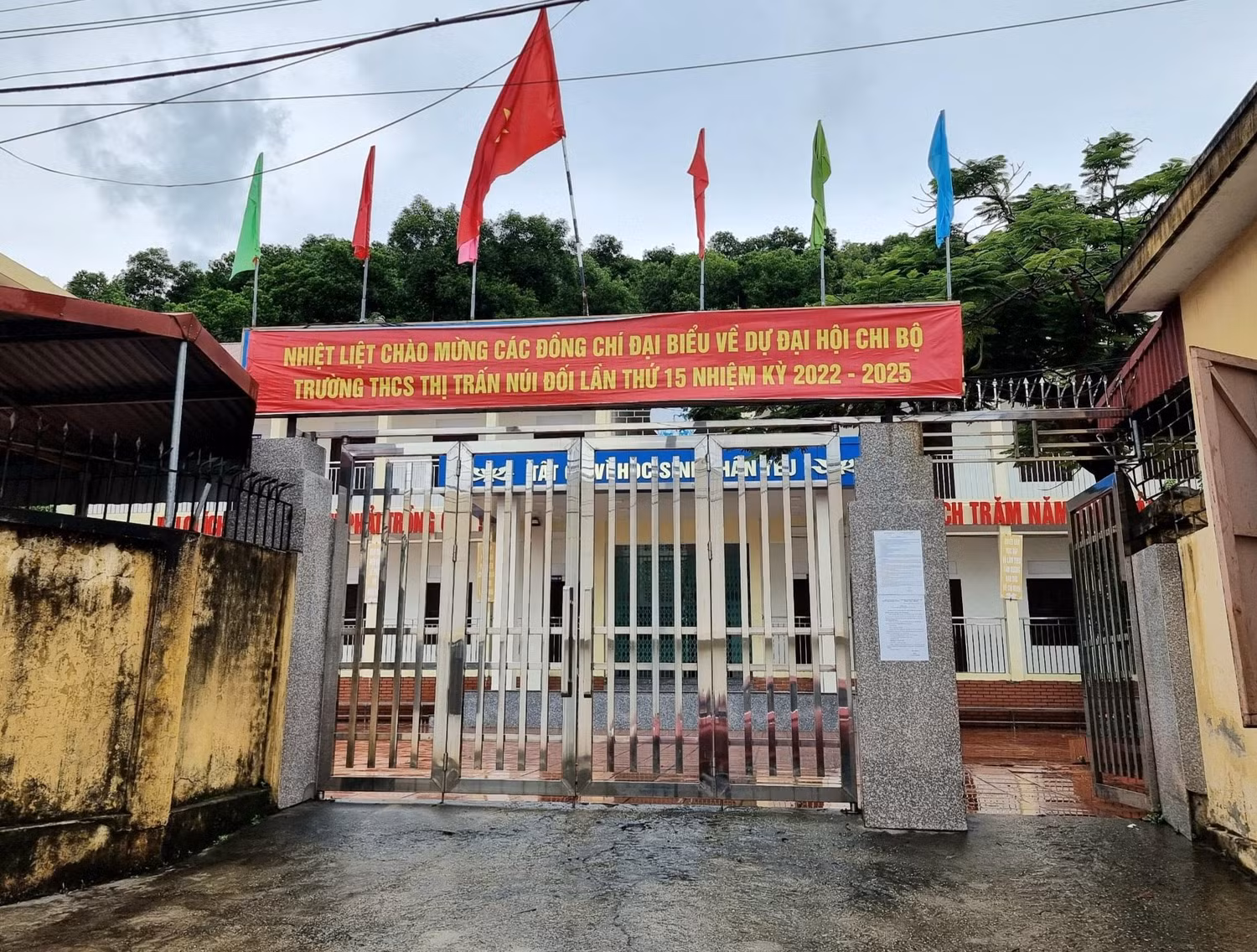 Hiệu trưởng Trường Trung học cơ sở thị trấn Núi Đối bị phê bình vì thu tiền khi chưa được phụ huynh đồng thuận (Ảnh: Diệu Anh)