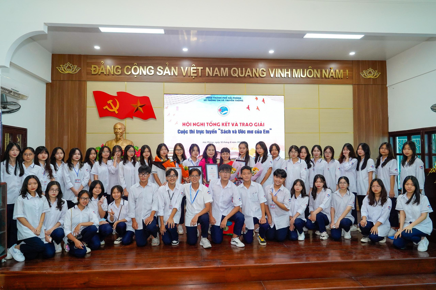 Tập thể và những học sinh đạt giải chụp ảnh lưu niệm (Ảnh: Lã Tiến) Tập thể và những học sinh đạt giải chụp ảnh lưu niệm (Ảnh: Lã Tiến)