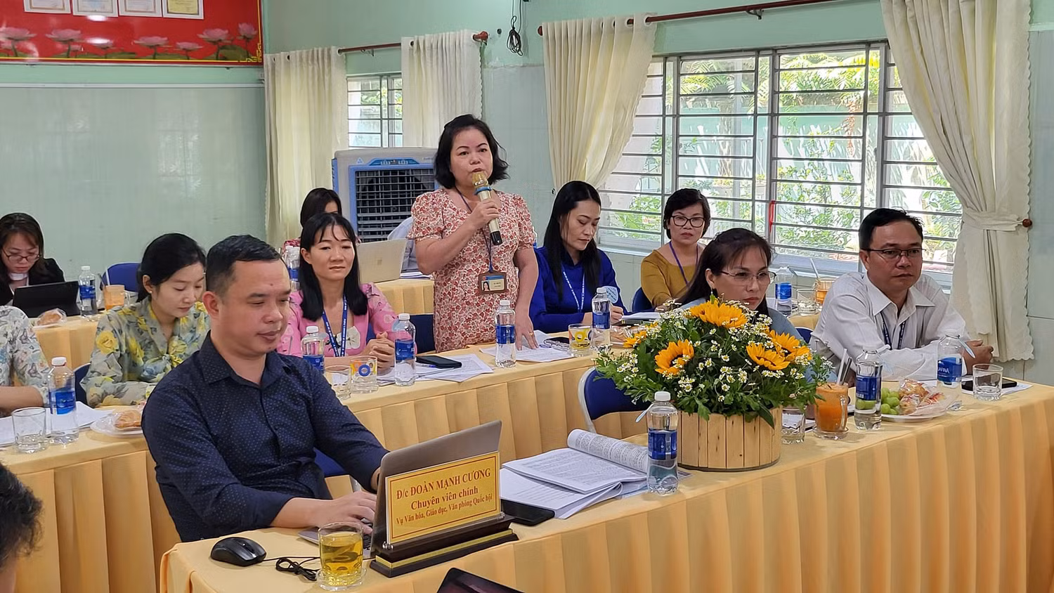 Giáo viên Trường tiểu học Hà Huy Giáp chia sẻ về quá trình triển khai chương trình giáo dục phổ thông mới (ảnh: P.L) Giáo viên Trường tiểu học Hà Huy Giáp chia sẻ về quá trình triển khai chương trình giáo dục phổ thông mới (ảnh: P.L)