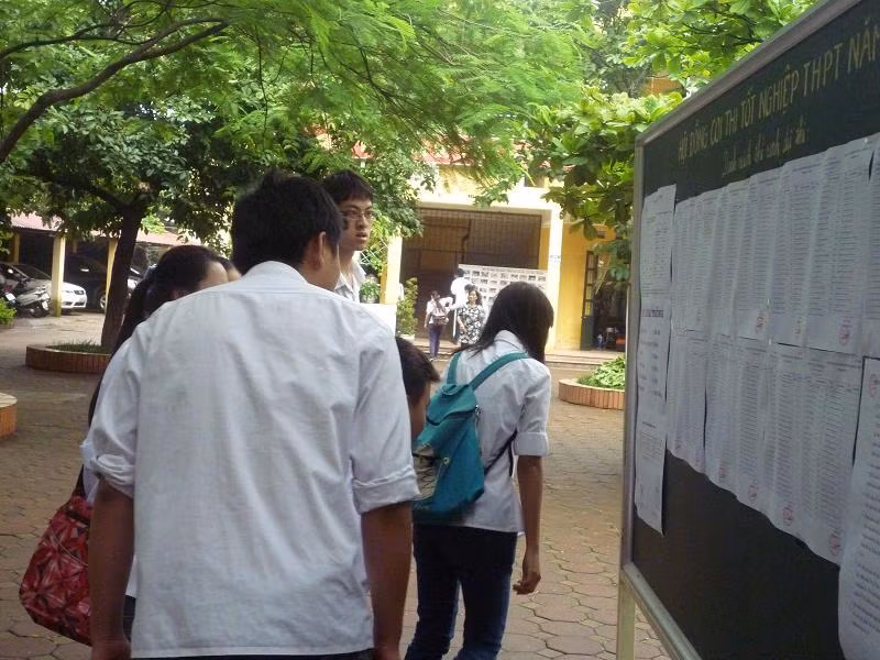 Các thí sinh tranh thủ xem lại bảng nội quy tại điểm thi Khương Đình