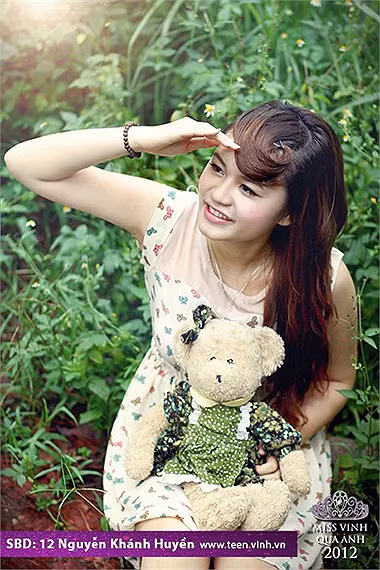 Nguyễn Khánh Huyền. >>Những nữ sinh đẹp nhất thành Vinh (P1) >>Hoa khôi các trường Đại học, Cao đẳng