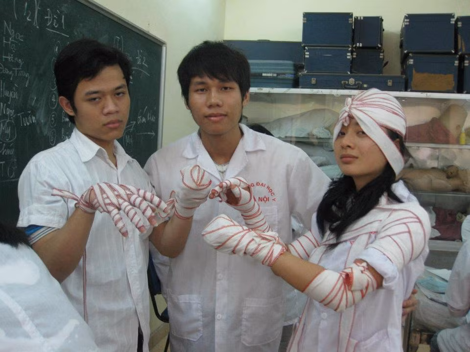 Bùi Văn Thường (giữa) trong một giờ học băng bó vết thương