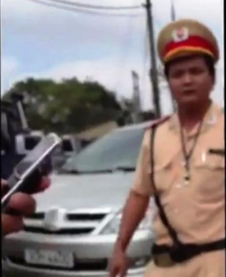 Người CSGT trong clip xưng hô mày tao với người vi phạm Người CSGT trong clip xưng hô mày tao với người vi phạm