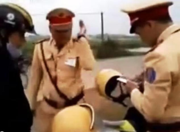 Dư luận không đồng tình với cách xử lí của CSGT Đông Sơn, Thanh Hóa (ảnh cắt ra từ clip) Dư luận không đồng tình với cách xử lí của CSGT Đông Sơn, Thanh Hóa (ảnh cắt ra từ clip)