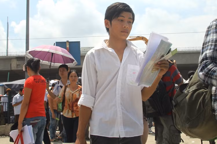 Dưới cái nắng chang chang, các sĩ tử và người nhà đã phải rất vất vả để về được các bến xe. Xem đáp án môn Vật lí - Xem đáp án môn Toán - Xem đáp án môn Hóa - Xem đáp án môn Ngoại ngữ Khối A1