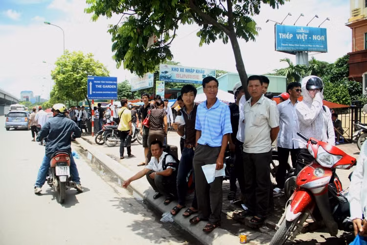 Một số người thì chọn cho mình giải pháp là đón xe bên ngoài đường. Xem đáp án môn Vật lí - Xem đáp án môn Toán - Xem đáp án môn Hóa - Xem đáp án môn Ngoại ngữ Khối A1